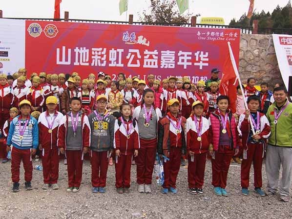 以愛之名，貼地疾行