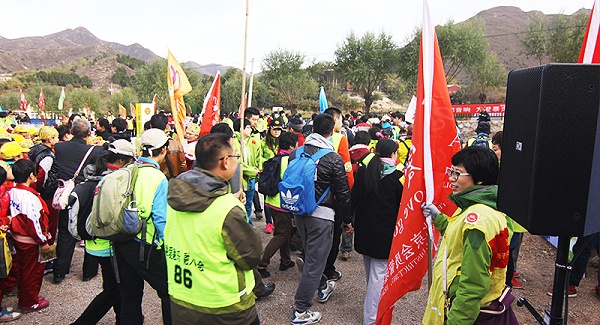 以愛之名，貼地疾行