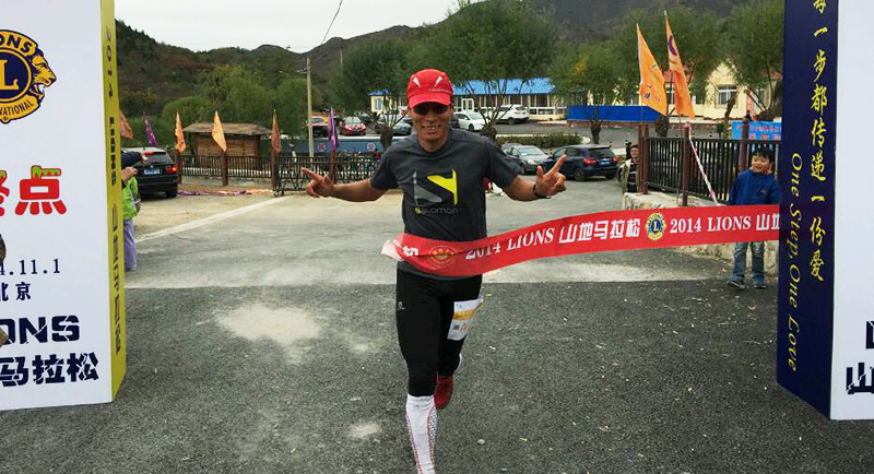 以愛(ài)之名，貼地疾行